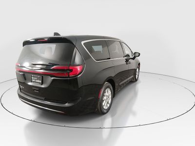 2024 Chrysler Pacifica — photo 7 view