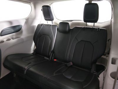 2024 Chrysler Pacifica — photo 17 view