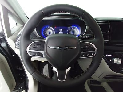 2024 Chrysler Pacifica — photo 12 view