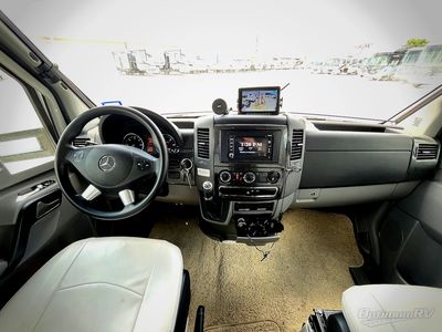 2017 Itasca Navion - Photo 9