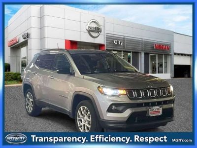 2022 Jeep Compass Latitude Lux in Billet Silver Metallic Clearcoat — front three-quarter view