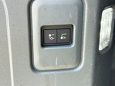2024 Land Rover Defender — photo 12 view