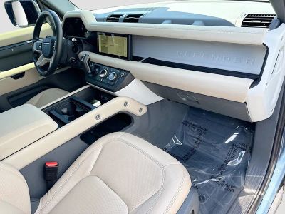 2024 Land Rover Defender — photo 13 view