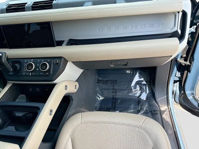 2024 Land Rover Defender — photo 17 view