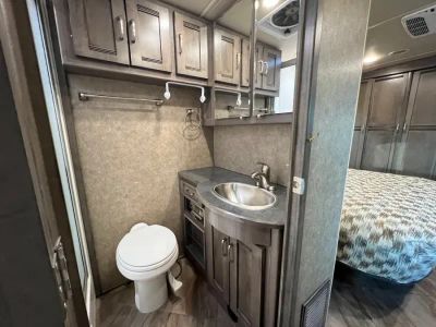 2017 Winnebago FORZA — photo 20 view