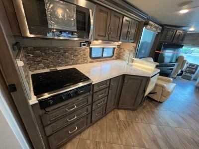 2017 Winnebago FORZA — photo 8 view