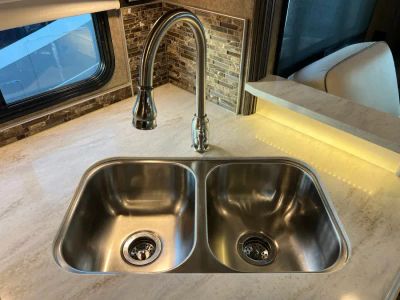 2017 Winnebago FORZA — photo 11 view