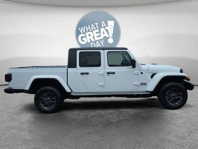 2026 Jeep Gladiator — side profile view
