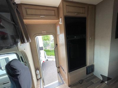 2017 Thor Motor Coach Outlaw — photo 13 view