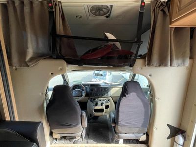 2017 Thor Motor Coach Outlaw — photo 10 view