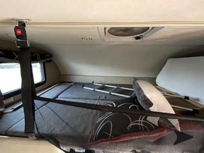 2017 Thor Motor Coach Outlaw — photo 11 view