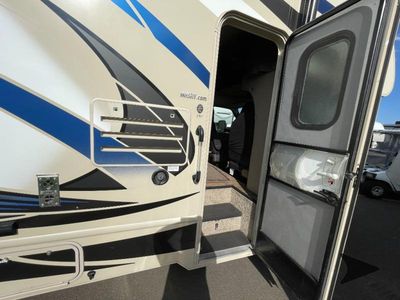 2017 Thor Motor Coach Outlaw — photo 7 view