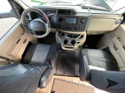 2017 Thor Motor Coach Outlaw — photo 12 view