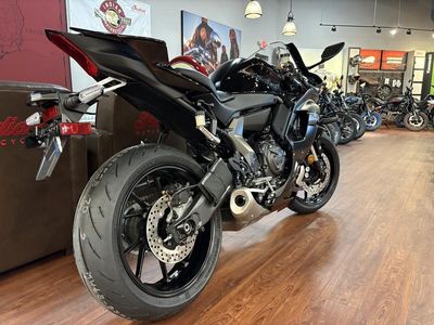 2025 Yamaha YZF-R7 - Photo 6