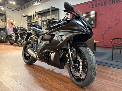 2025 Yamaha YZF-R7 - Photo 2