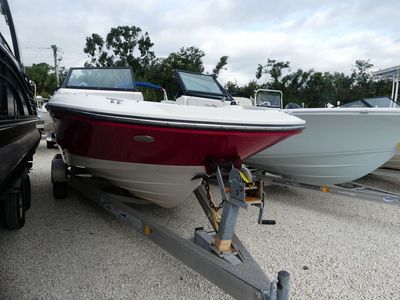 2021 Sea Ray SPX 210 Outboard - Photo 2