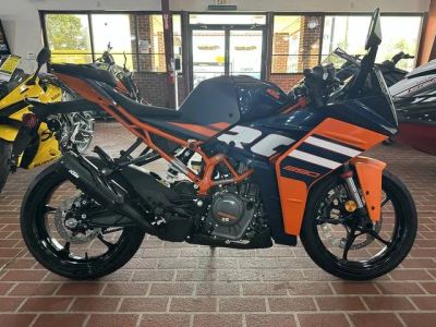 2024 KTM RC 390 — front three-quarter view