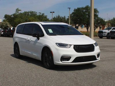 2026 Chrysler Pacifica Select in Bright White Clear-Coat Exterior Paint — front three-quarter view