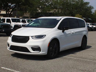 2026 Chrysler Pacifica — detail view