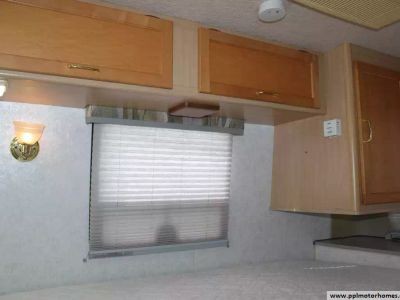 2002 Winnebago 22FD - Photo 8