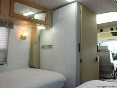 2002 Winnebago 22FD - Photo 28