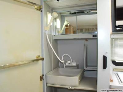 2002 Winnebago 22FD - Photo 13