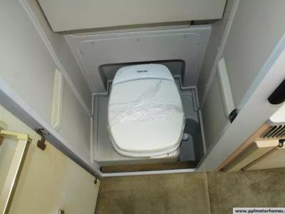 2002 Winnebago 22FD - Photo 10