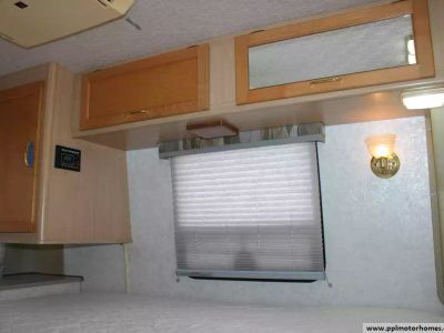 2002 Winnebago 22FD - Photo 9