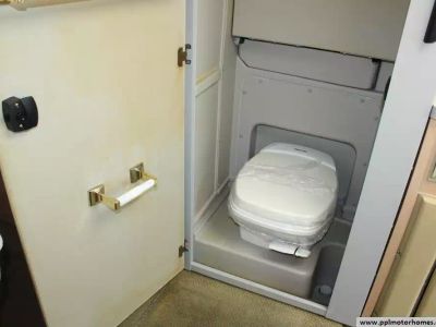 2002 Winnebago 22FD - Photo 11