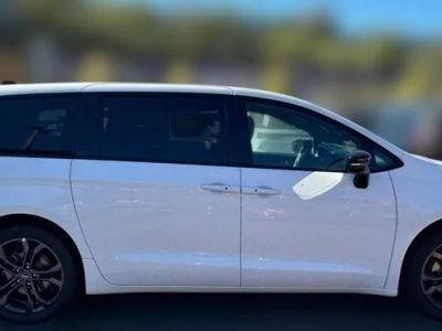 2026 Chrysler Pacifica — side profile view