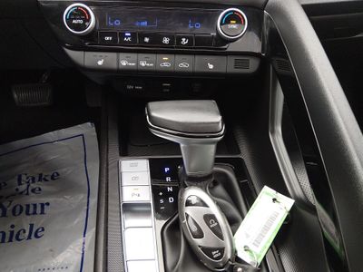 2024 Hyundai Elantra — photo 15 view