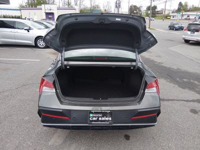 2024 Hyundai Elantra — photo 11 view