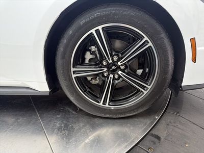 2025 Ford Mustang - Photo 9