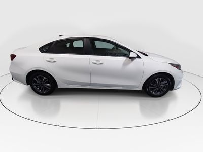 2024 Kia Forte — photo 8 view