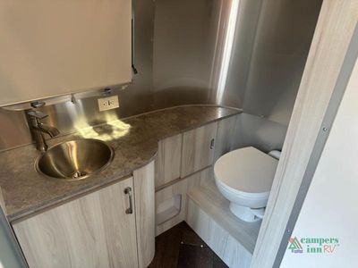 2025 Airstream International - Photo 34