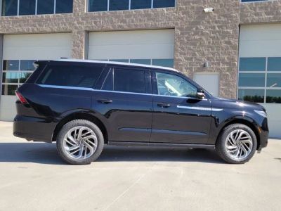 2025 Lincoln Navigator — side profile view