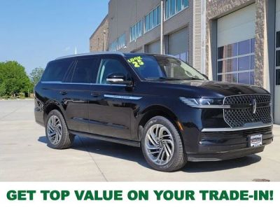 2025 Lincoln Navigator Reserve in Black Metallic — front three-quarter view