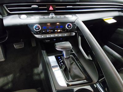 2025 Hyundai Elantra — photo 13 view