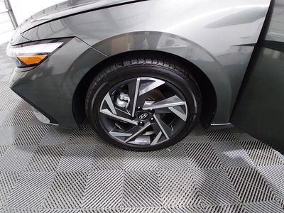 2025 Hyundai Elantra — photo 10 view