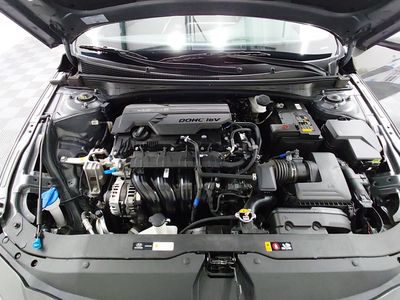 2025 Hyundai Elantra — photo 9 view