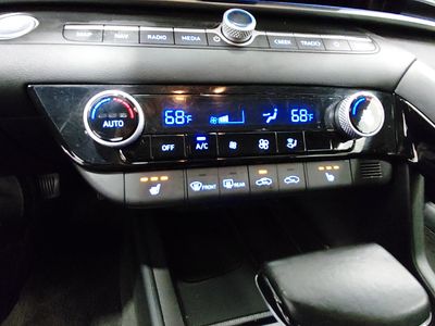 2025 Hyundai Elantra — photo 18 view