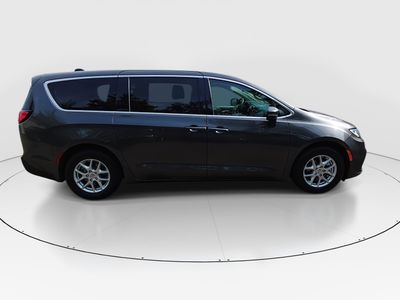 2023 Chrysler Pacifica — photo 8 view