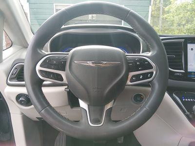 2023 Chrysler Pacifica — photo 12 view