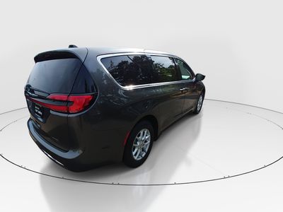 2023 Chrysler Pacifica — photo 7 view