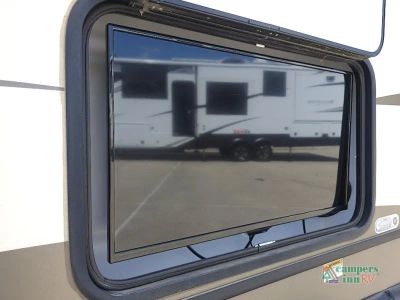 2017 Keystone RV Montana — photo 8 view