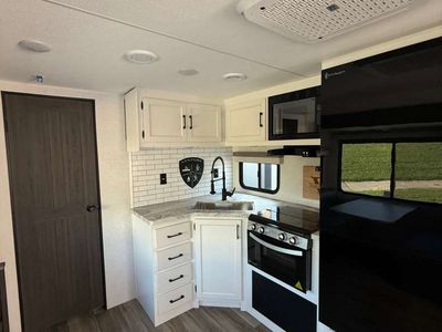 2025 Venture RV Stratus - Photo 10