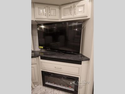 2025 Fleetwood RV Discovery LXE - Photo 42