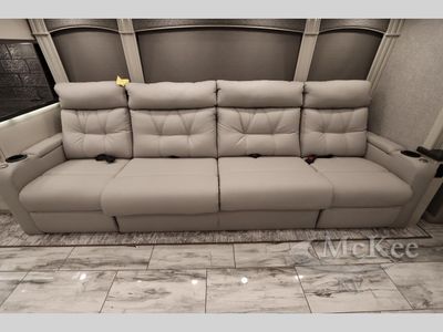 2025 Fleetwood RV Discovery LXE - Photo 38