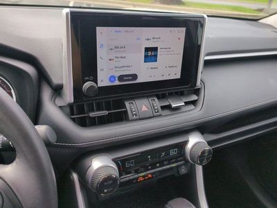 2025 Toyota RAV4 - Photo 12
