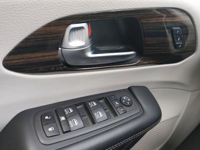 2023 Chrysler Pacifica — photo 20 view